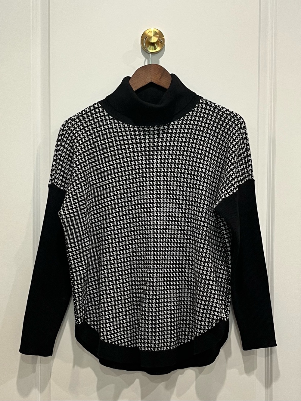 Michael Kors Black & White Houndstooth Turtleneck Pullover
